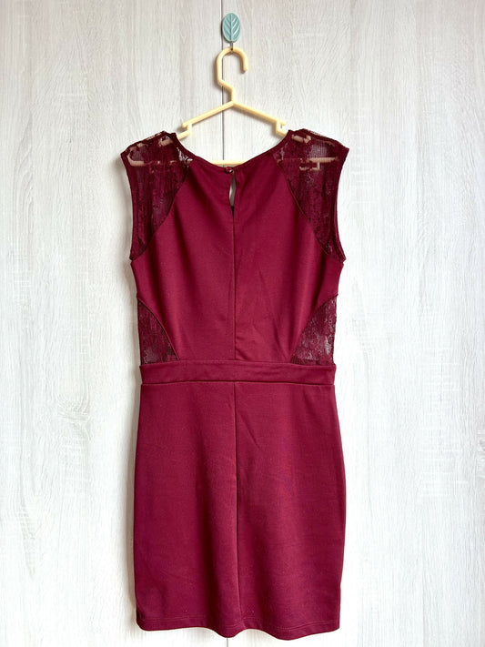 Vestido Elegante Color Vino con Encaje