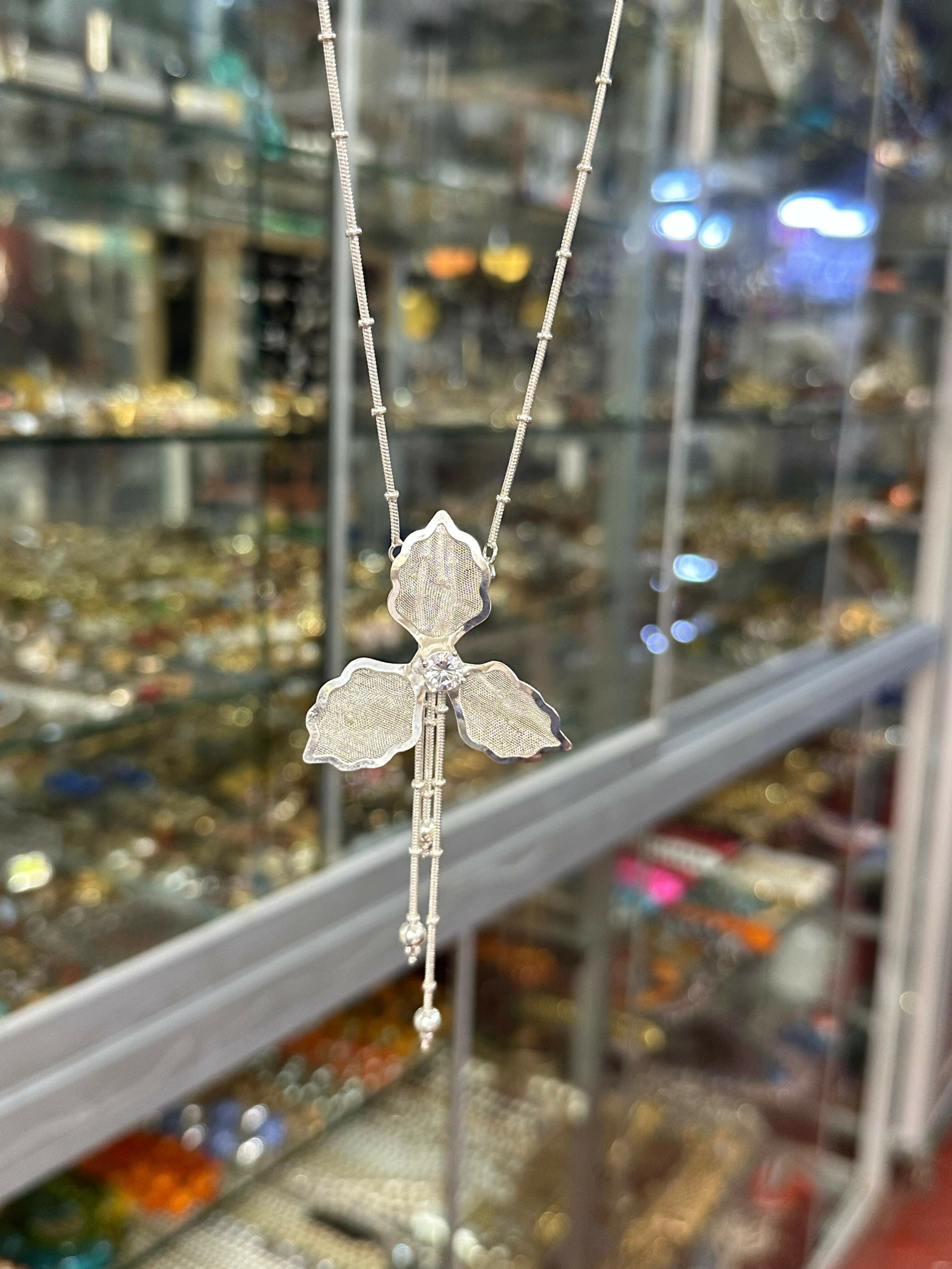 Collar "Orquídea de Plata"