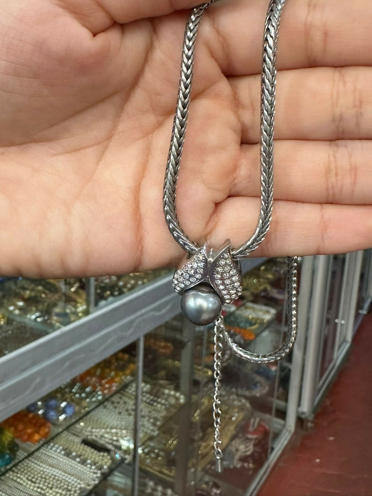 Collar con Perla Gris y Brillos