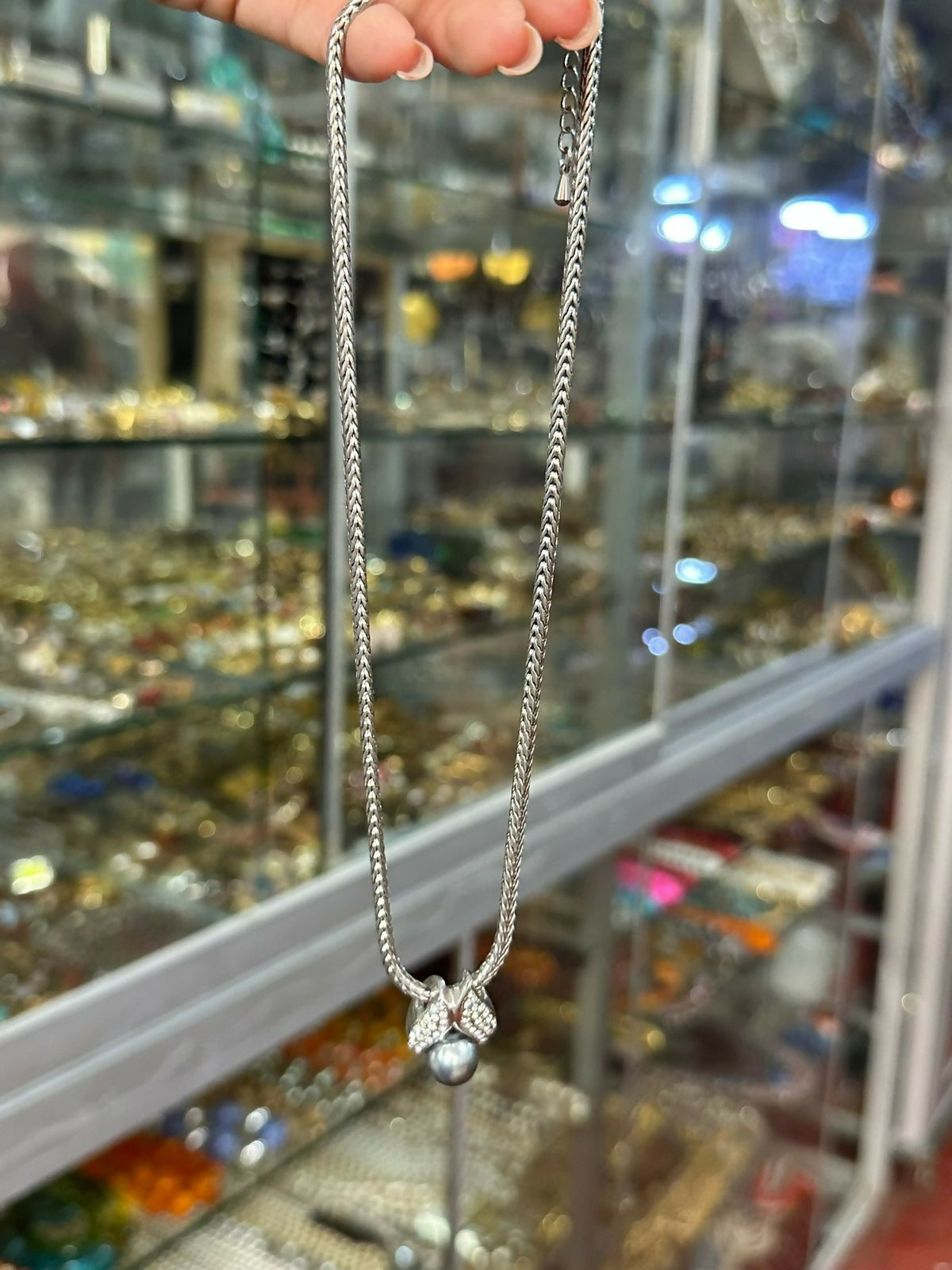 Collar con Perla Gris y Brillos