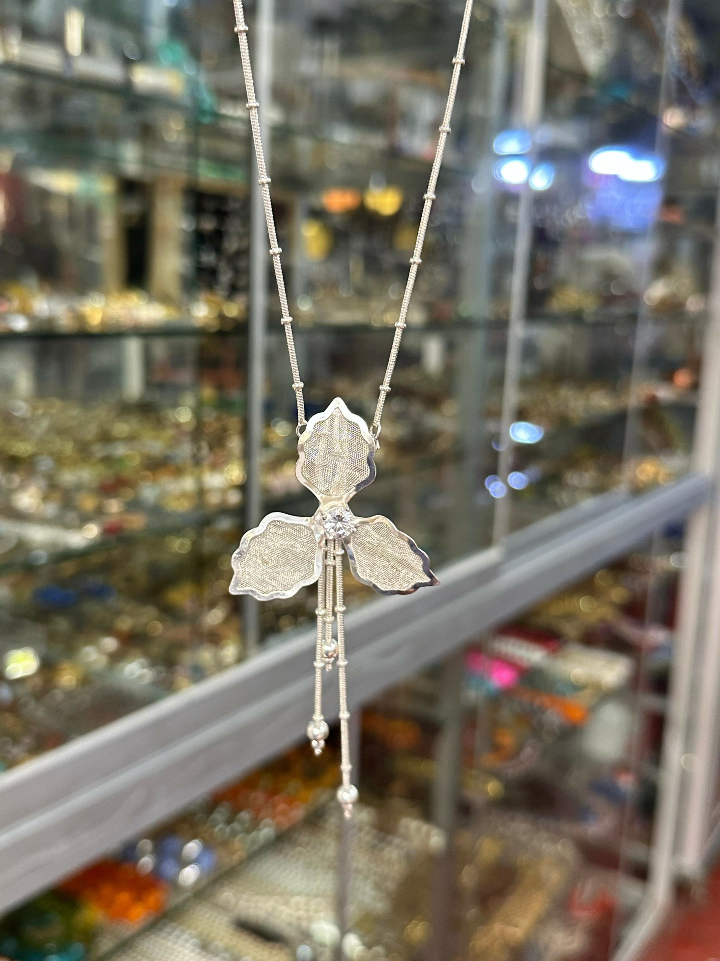 Collar "Orquídea de Plata"