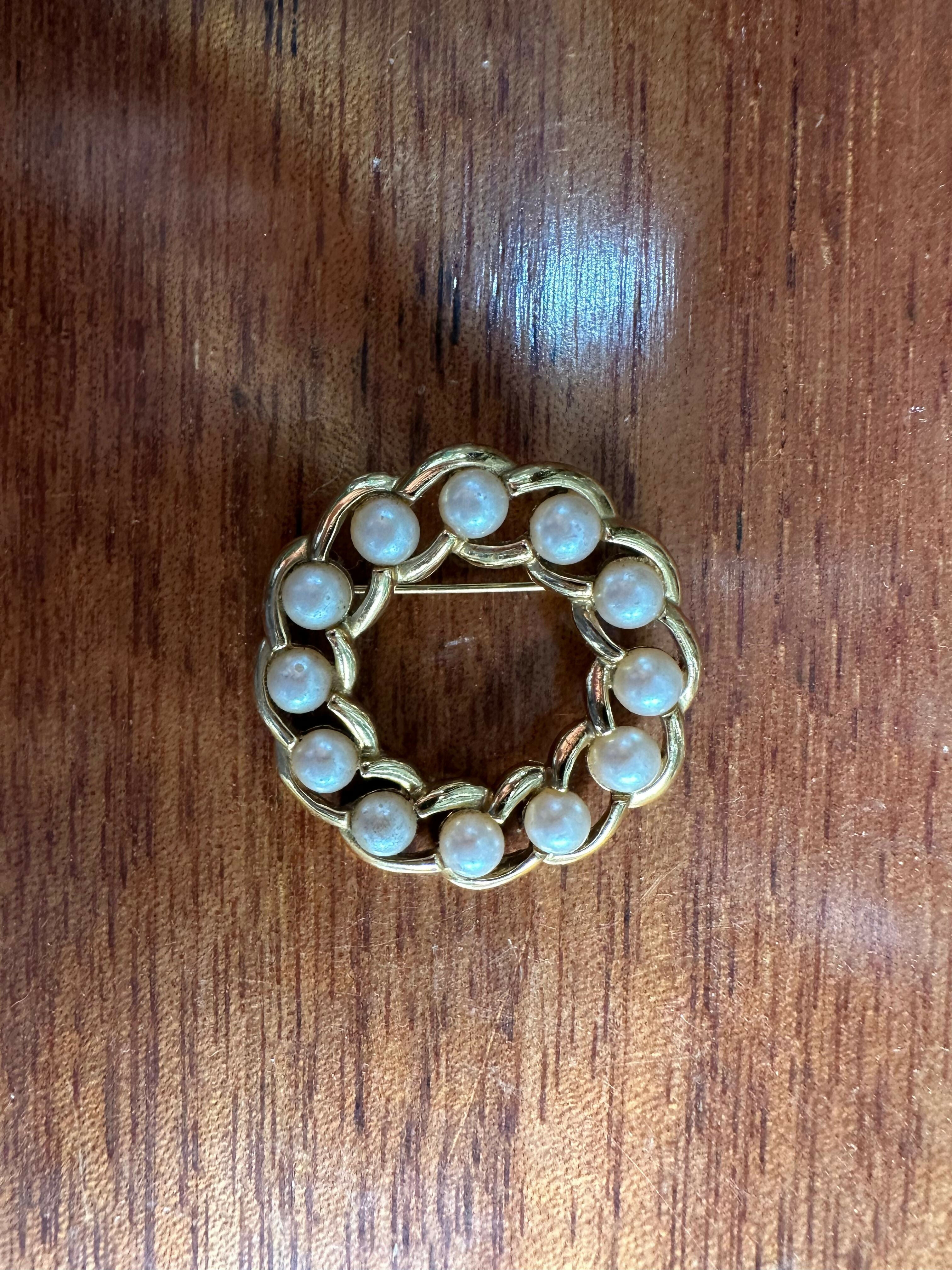 Broche "Corona de Perlas Vintage"