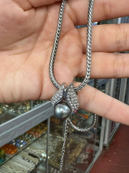 Collar con Perla Gris y Brillos