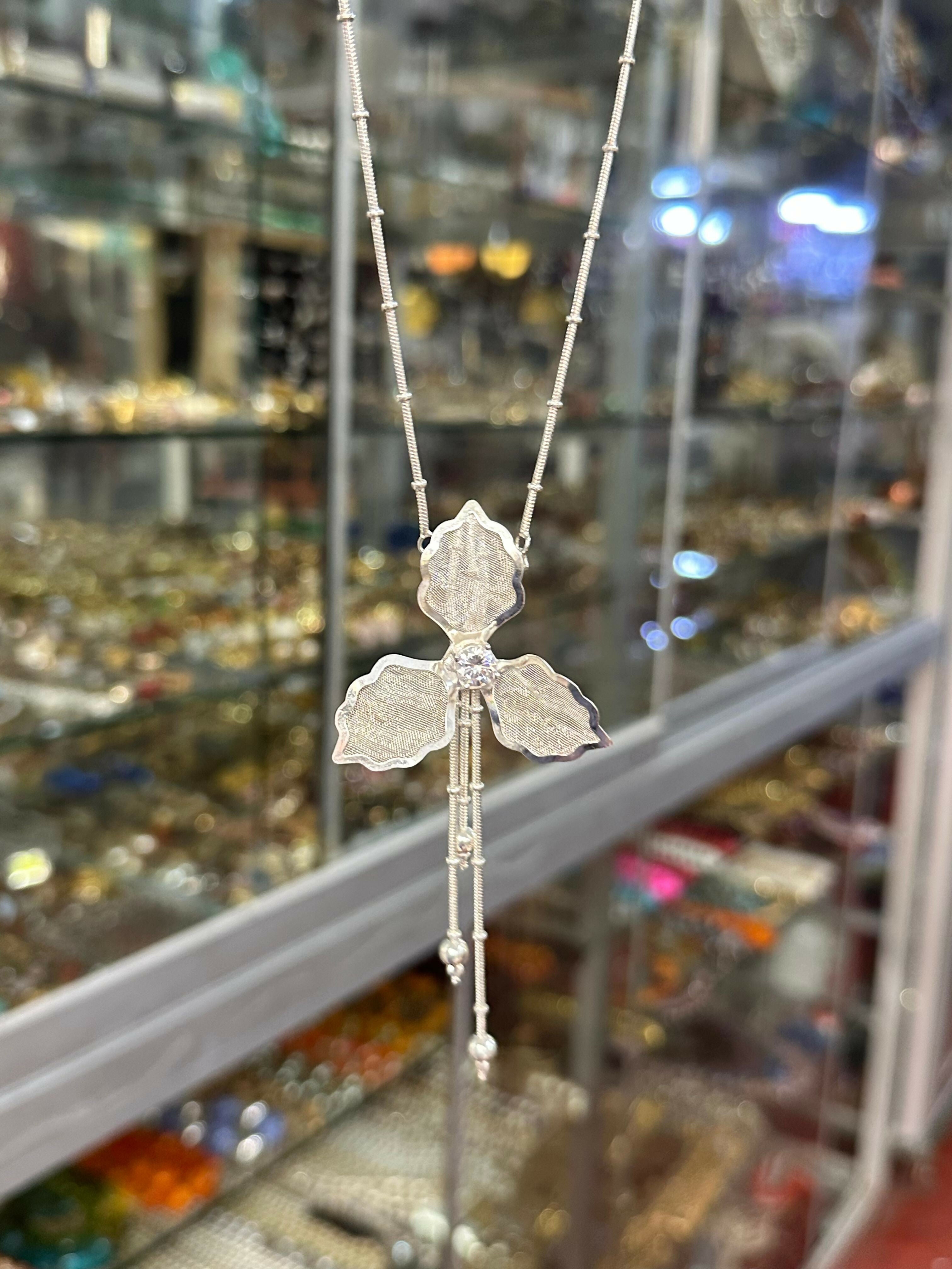 Collar "Orquídea de Plata"