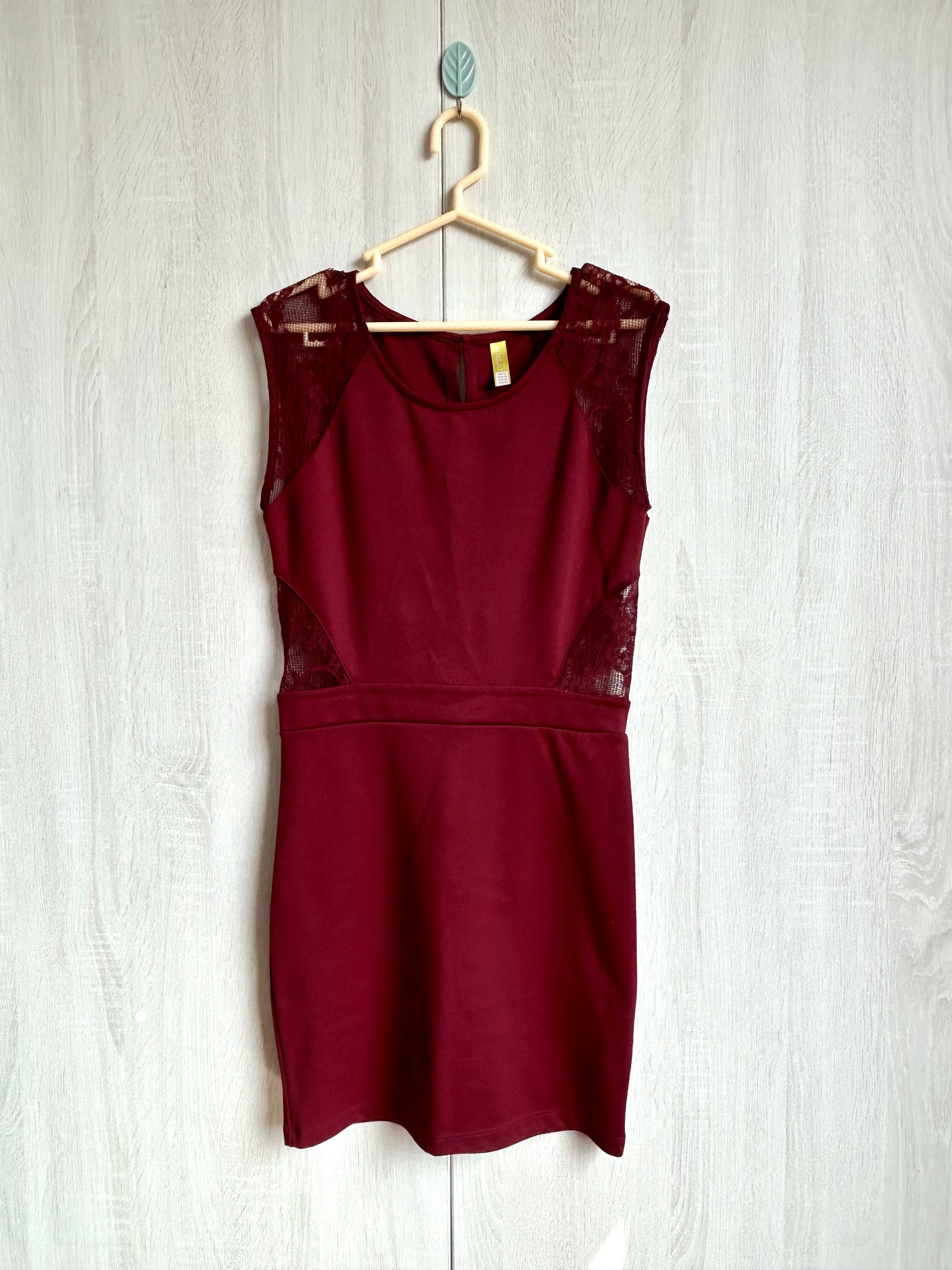 Vestido Elegante Color Vino con Encaje